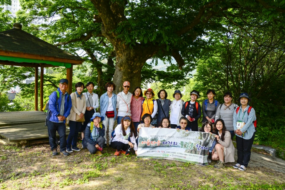 반석동 노거수 느티나무 아래에 모인 참가자들