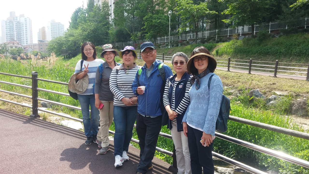 대전충남녹색연합 안여종 운영위원과 반석천 걷기 참석자들