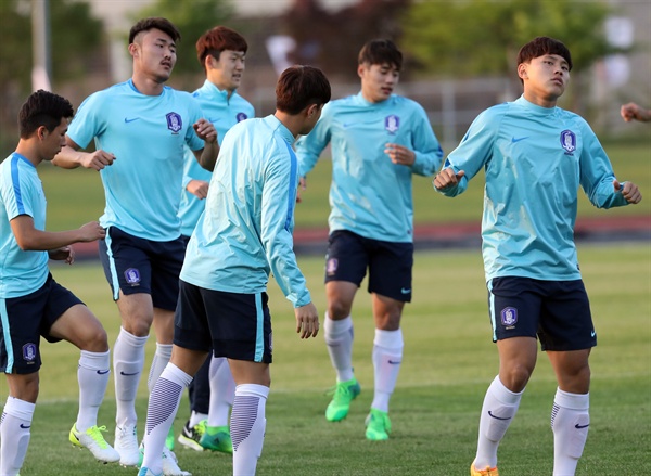  전주에서 개막하는 'FIFA U-20 월드컵 코리아 2017'에 참가한 한국대표팀이 지난 17일 전주 월드컵 보조경기장에서 훈련에 앞서 가볍게 몸을 풀고 있다.