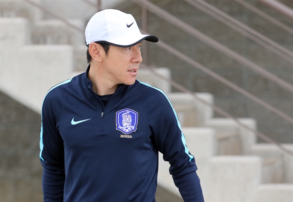  20일 전주에서 개막하는 'FIFA U-20 월드컵 코리아 2017'에 참가한 한국대표팀의 신태용 감독이 지난 16일 팀 훈련을 위해 전주 월드컵보조경기장에 들어서고 있다 .