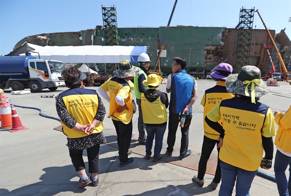  19일 오후 전남 목포신항 세월호 거치현장에서 유가족들이 수색작업을 지켜보고 있다. 