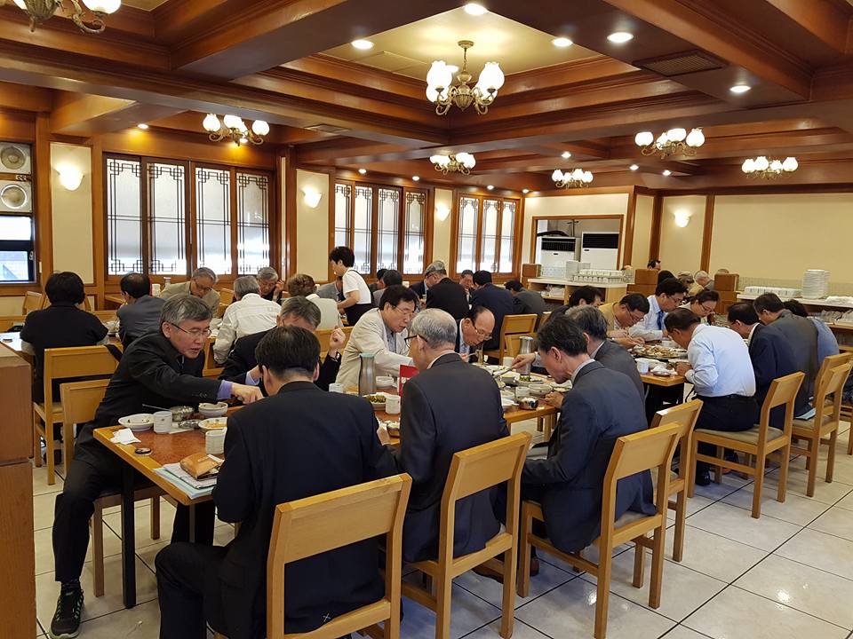 포럼을 마치고 참석자들이 인근 음식점으로 가서 저녁 식사를 했다. 한국기독교신풍운동에서 베푼 만찬의 시간은 좋은 교제의 장이기도 하다.