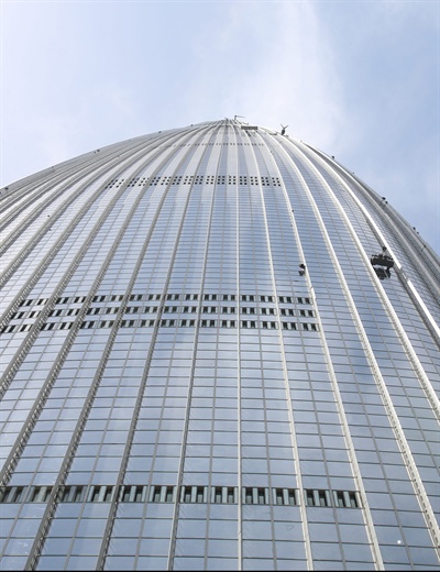 클라이밍 여제 김자인이 20일 오전 555m 높이로 국내 최고층 건물인 서울 송파구 잠실 롯데월드타워를 맨손으로 오르고 있다.