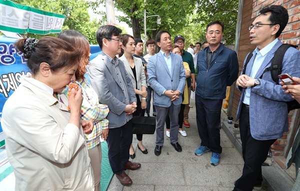 하승창 청와대 사회혁신수석(오른쪽)이 20일 오후 서울 종로구 청운동사무소 앞에 있는 스텔라데이지호 농성장을 방문, 실종자 가족들과 이야기 하고 있다. 