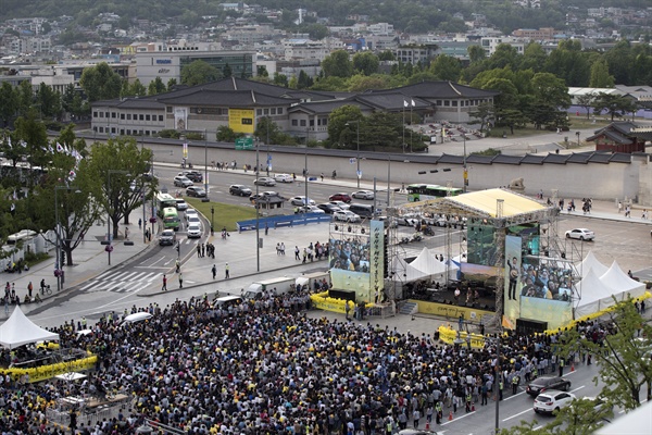  20일 오후 서울 광화문광장에서 열린 고(故) 노무현 전 대통령 서거 8주기 추모 문화제에서 이재명 성남시장, 유시민 전 보건복지부 장관, 안희정 충남지사가 토론을 하고 있다.