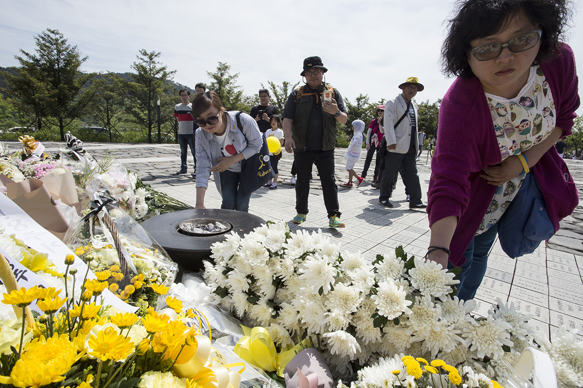  오는 23일 고 노무현 전 대통령 서거 8주기를 맞아 천안아산 마옥당 회원들이 20일 오전 경남 김해시 진영읍 봉하마을 대통령 묘역을 찾아 헌화하고 있다. 