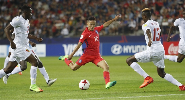  20일 오후 전북 전주월드컵경기장에서 열린 2017 국제축구연맹(FIFA) 20세 이하(U-20) 월드컵 조별리그 A조 대한민국과 기니의 경기. 한국 이승우가 기니 모하메드 알리를 뚫고 첫 골을 넣고 있다.