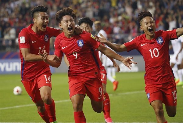   20일 오후 전북 전주월드컵경기장에서 열린 2017 국제축구연맹(FIFA) 20세 이하(U-20) 월드컵 조별리그 A조 대한민국과 기니의 경기. 한국 조영욱이 골 세리머니를 하고 있다. 이 골은 VAR 시스템을 통한 비디오판독 결과 취소됐다.