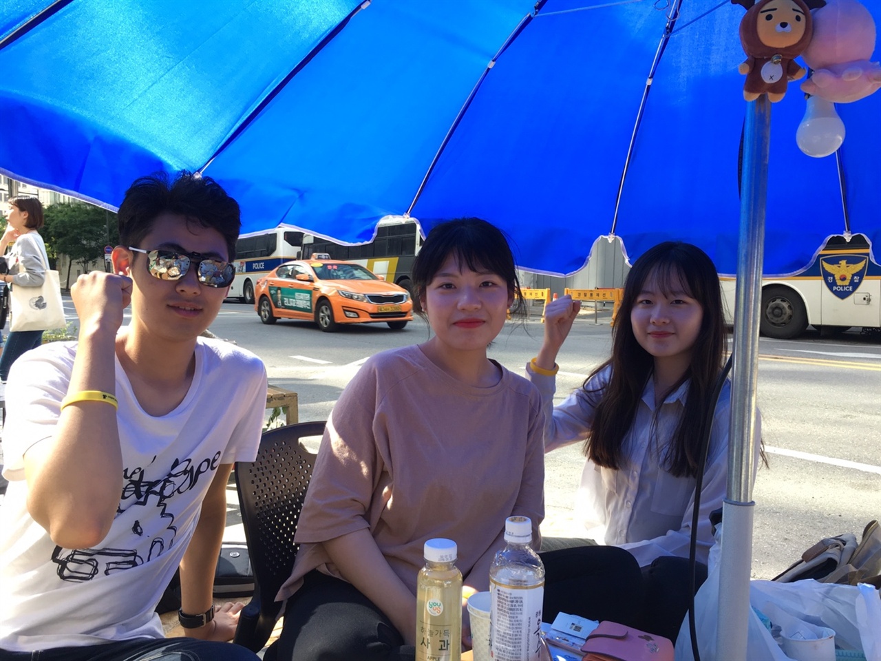  '소녀상지킴이' 활동하고 있는 학생들 (왼쪽부터 이준혁, 이수영,  유효정)
