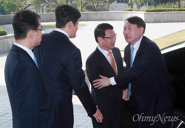 207년 5월 22일, 윤석열 당시 신임 서울중앙지검장이 서울 서초구 서울중앙지방검찰청에 출근하며 마중 나온 차장검사들과 인사를 나누고 있는 모습.