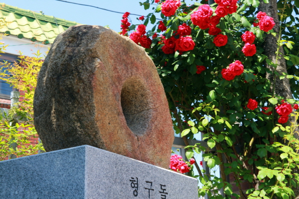  진주 망경동성당에 있는 형구돌은 가로 60㎝, 세로 47㎝, 두께 30cm의 둥글납작한 형구돌은 가운데 중앙에 지름 20㎝ 구멍이 나 있다. 천주교 신자들을 더 쉽게 사형 집행하도록 만든 도구로 올가미 밧줄을 사형수의 목에 걸어 가운데 구멍 뒤에서 지렛대를 이용해 죽을 때까지 잡아당기는 형구였다. 