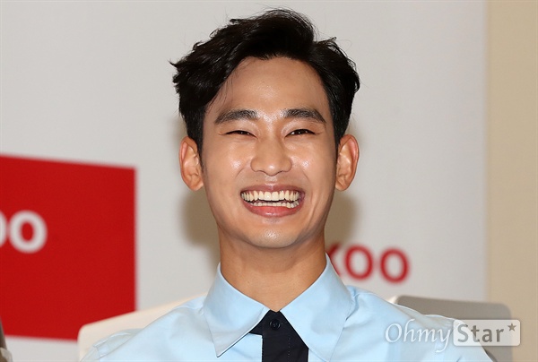 김수현, 다 갖춘 남자의 미소 배우 김수현이 22일 오전 서울 태평로 프레스센터에서 열린 한 전자회사의 창립 40주년 맞이 IoT(사물인터넷) 제품 출시 포토행사에서 미소를 짓고 있다.