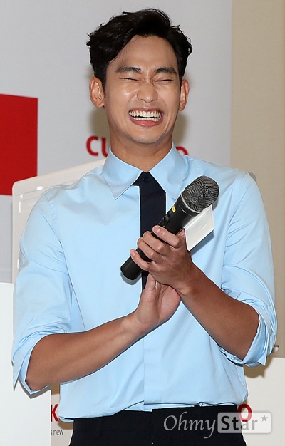 김수현, 다 갖춘 남자의 미소 배우 김수현이 22일 오전 서울 태평로 프레스센터에서 열린 한 전자회사의 창립 40주년 맞이 IoT(사물인터넷) 제품 출시 포토행사에서 미소를 짓고 있다.