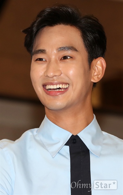 김수현, 다 갖춘 남자의 미소 배우 김수현이 22일 오전 서울 태평로 프레스센터에서 열린 한 전자회사의 창립 40주년 맞이 IoT(사물인터넷) 제품 출시 포토행사에서 미소를 짓고 있다.