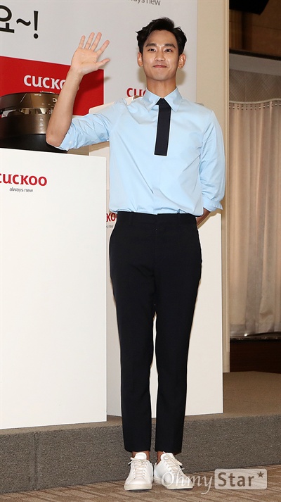 김수현, 월요일 아침부터 이러면 안돼! 배우 김수현이 22일 오전 서울 태평로 프레스센터에서 열린 한 전자회사의 창립 40주년 맞이 IoT(사물인터넷) 제품 출시 포토행사에서 포토타임을 갖고 있다.