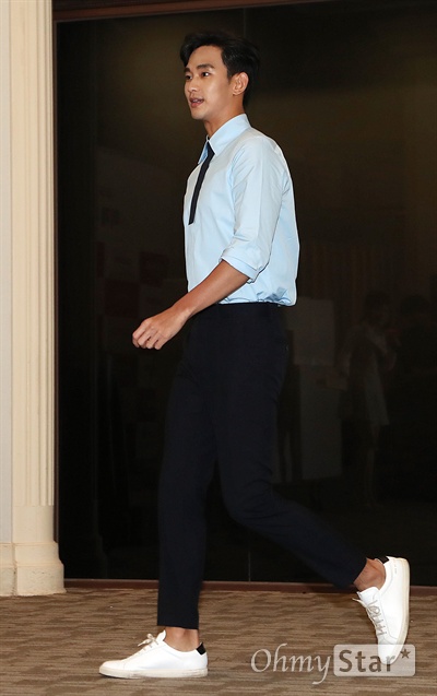 김수현, 다 갖춘 남자의 늠름함 배우 김수현이 22일 오전 서울 태평로 프레스센터에서 열린 한 전자회사의 창립 40주년 맞이 IoT(사물인터넷) 제품 출시 포토행사에서 입장하고 있다.