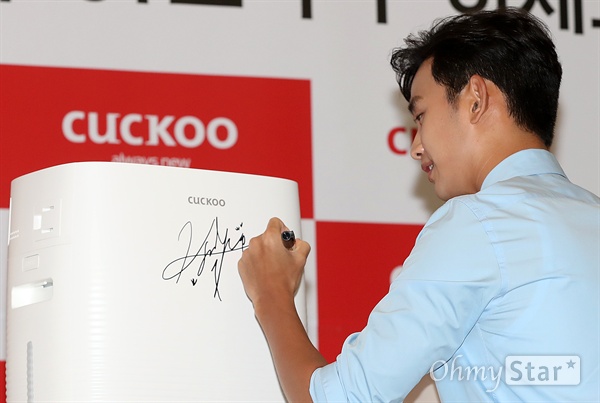 김수현, 사인도 늠름하게! 배우 김수현이 22일 오전 서울 태평로 프레스센터에서 열린 한 전자회사의 창립 40주년 맞이 IoT(사물인터넷) 제품 출시 포토행사에서 제품 시연을 하며 미소를 짓고 있다.