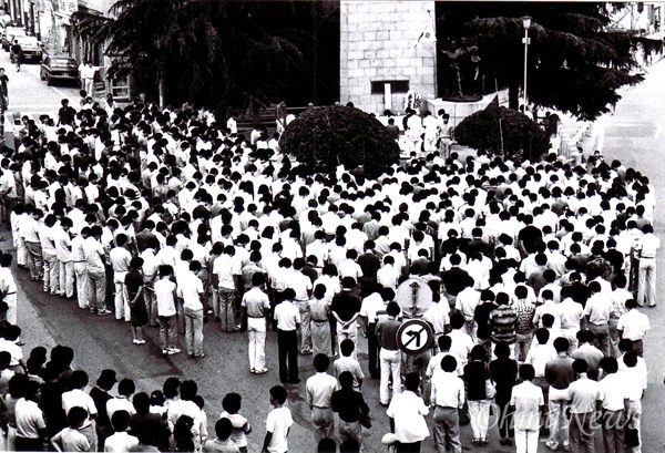 창원(마산)지역의 1987년 6월항쟁 사진. 마산 3.15의거기념탑 앞에 시민들이 모여 있다.