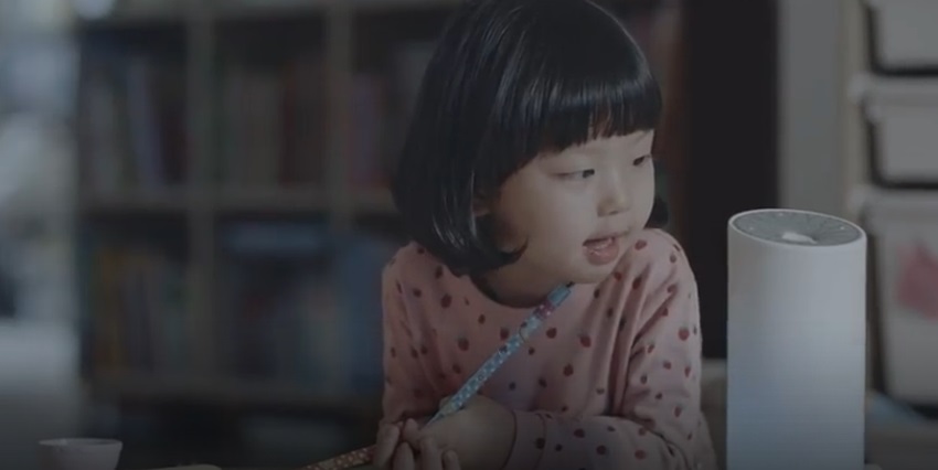 SK텔레콤 인공지능 스피커 누구(NUGU) 광고 영상, 아이는 금세 기계에 익숙해진다. ‘몇 살인지’ 묻다가 ‘나 예쁘냐’라며 대화를 걸기도 한다. 