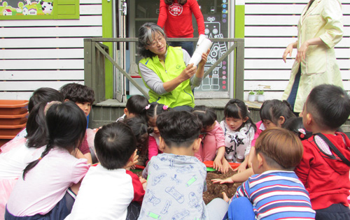 김진선 인천도시농업네트워크 사무국장이 어린이집 아동들을 대상으로 생태텃밭교육을 하고 있다.