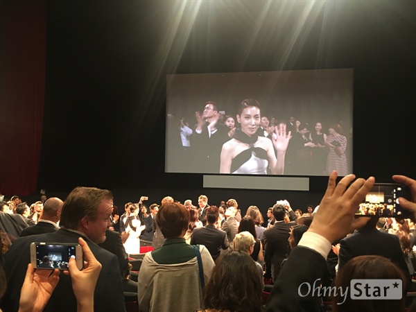  영화 <악녀> 공식 상영회가 열린 뤼미에르 극장 내부 모습.