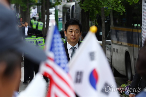 박근혜 첫 재판 입장하는 유영하 변호사 뇌물혐의로 구속된 박근혜 전 대통령의 변호인 유영하 변호사가 23일 오전 박 전 대통령의 첫 재판이 열리는 서울중앙지법에 도착하고 있다. 법원앞에는 태극기와 성조기를 든 박근혜 전 대통령 지지자들이 모여 있다.