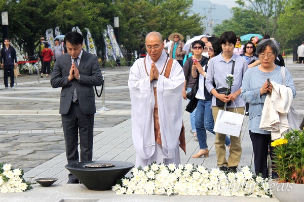 법륜 스님이 23일 아침 김해 봉하마을을 찾아 고 노무현 전 대통령 묘소를 참배하고 있다.