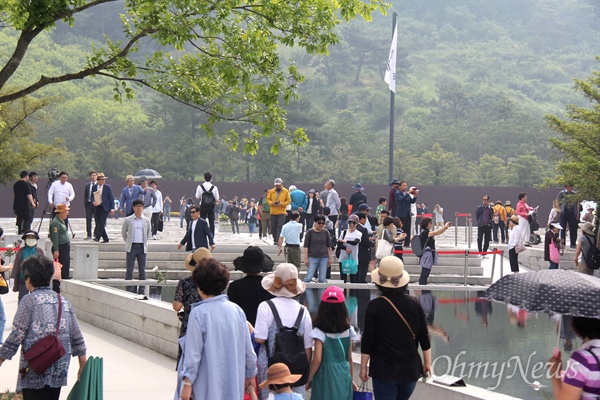 고 노무현 전 대통령 서거 8주기를 맞아 23일 아침부터 김해 봉하마을 묘역에는 많은 참배객이 몰려들고 있다.