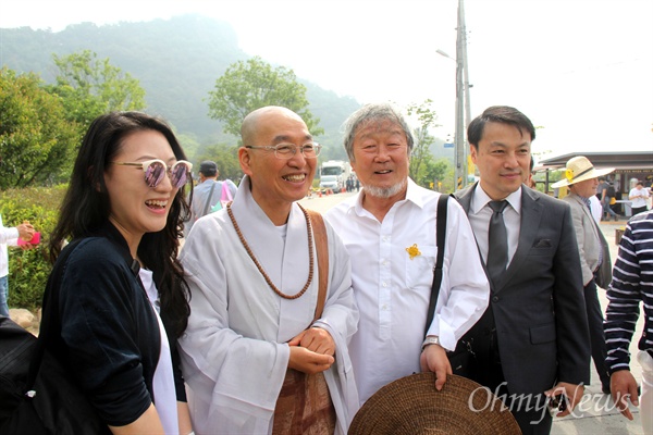 고 노무현 전 대통령 서거 8주기인 23일 아침 봉하마을에서 법륜 스님과 명계남 배우가 만나 인사를 나누고 있다.