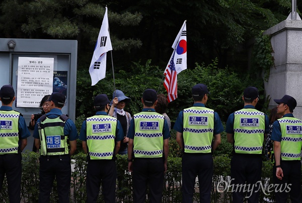 '박근혜 석방' 촉구하는 지지자들 23일 오전 뇌물혐의 등으로 구속된 박근혜 전 대통령 첫 재판이 열리는 서초동 서울중앙지법앞에 박 전 대통령 지지자들이 모여 석방을 촉구하고 있다.