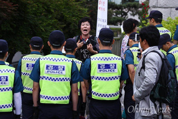 '박근혜 석방' 촉구하는 지지자들 23일 오전 뇌물혐의 등으로 구속된 박근혜 전 대통령 첫 재판이 열리는 서초동 서울중앙지법앞에 박 전 대통령 지지자들이 모여 석방을 촉구하고 있다.