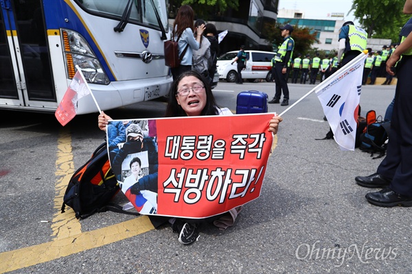 23일 오전 뇌물혐의 등으로 구속된 박근혜 전 대통령 첫 재판이 열리는 서초동 서울중앙지법앞에 박 전 대통령 지지자들이 모여 석방을 촉구하고 있다.