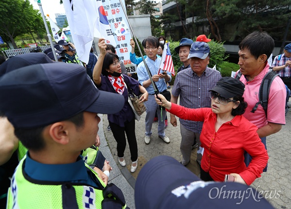 '박근혜 석방' 촉구하는 지지자들 23일 오전 뇌물혐의 등으로 구속된 박근혜 전 대통령 첫 재판이 열리는 서초동 서울중앙지법앞에 박 전 대통령 지지자들이 모여 석방을 촉구하고 있다.