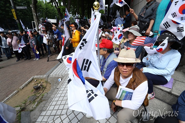  23일 오전 뇌물혐의 등으로 구속된 박근혜 전 대통령 첫 재판이 열리는 서초동 서울중앙지법앞에 박 전 대통령 지지자들이 모여 석방을 촉구하고 있다.