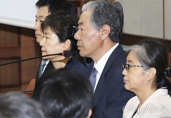 2017년 5월 23일 박근혜 전 대통령이 서울중앙지방법원 417호 형사대법정에서 열린 첫 정식재판에 출석하고 있다. 박 전 대통령 오른쪽 두번째 자리에 '비선실세' 최순실씨가 앉아 있다. 