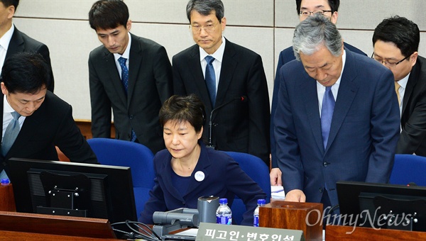 뇌물혐의 등으로 구속 기소된 박근혜 전 대통령이 지난 5월 23일 오전 서울 서초동 서울중앙지방법원417호 형사대법정에서 열린 첫 정식재판에 출석하고 있다.