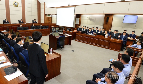 2017년 5월 23일 박근혜 전 대통령과 최순실씨가 서울중앙지방법원 417호 형사대법정에서 열린 첫 정식재판에 출석하고 있다.