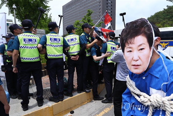  뇌물 등의 혐의로 박근혜 전 대통령이 첫 재판을 받는 23일 오후 서울 서초구 서울중앙지방법원 앞에서 노동당 당원들이 박근혜-최순실 부정축재재산 환수 촉구 기자회견을 열고 있다. 