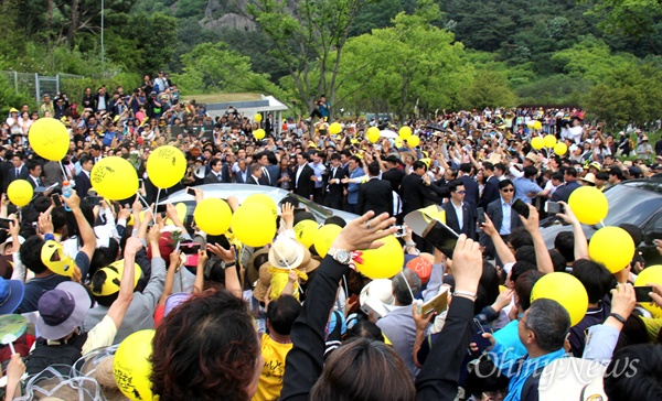 23일 오후 경남 김해 봉하마을에서 열리는 고 노무현 전 대통령 8주기 추도식에 참석하기 위해 문재인 대통령이 도착하자 시민들이 환호하고 있다.