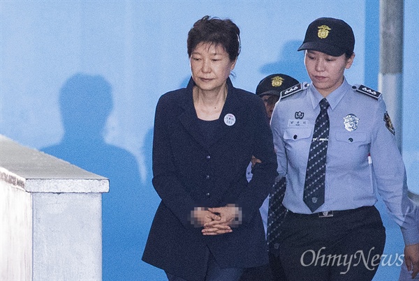 2017년 5월 23일 박근혜 전 대통령이 서울중앙지검에서 첫 재판을 마치고 구치소로 돌아가기 위해 호송차로 향하고 있다.