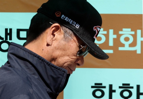  한화 이글스가 김성근(75) 감독을 전격 경질했다. 한화는 23일 대전 한화생명 이글스 파크에서 열리는 KIA 타이거즈와 홈경기를 앞두고 김 감독의 지휘봉을 빼앗았다. 