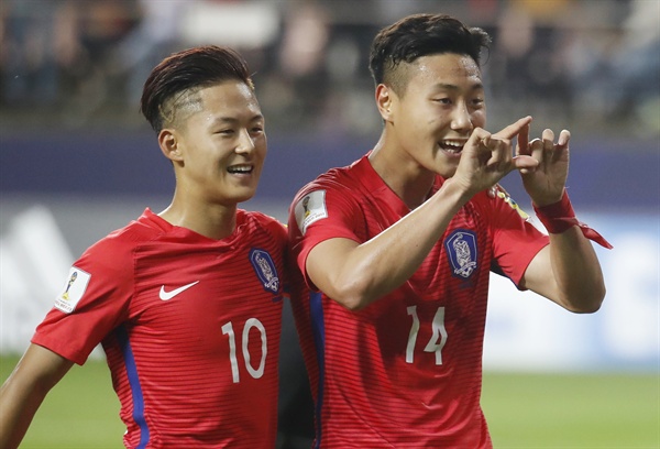  23일 오후 전북 전주월드컵경기장에서 열린 2017 국제축구연맹(FIFA) 20세 이하(U-20) 월드컵 조별리그 A조 대한민국과 아르헨티나의 경기. 한국 백승호가 패널티킥으로 팀 두번째 골을 넣고 이승우와 세리머니를 하고 있다. 