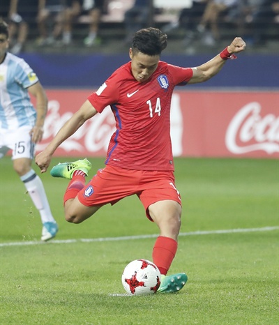  23일 오후 전북 전주월드컵경기장에서 열린 2017 국제축구연맹(FIFA) 20세 이하(U-20) 월드컵 조별리그 A조 대한민국과 아르헨티나의 경기. 한국 백승호가 패널티킥으로 팀 두번째 골을 넣고 있다.