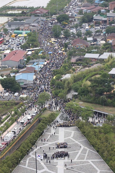 23일 김해 봉하마을에서 열린 고 노무현 전 대통령 8주기 추도식에 많은 참배객이 몰렸다.