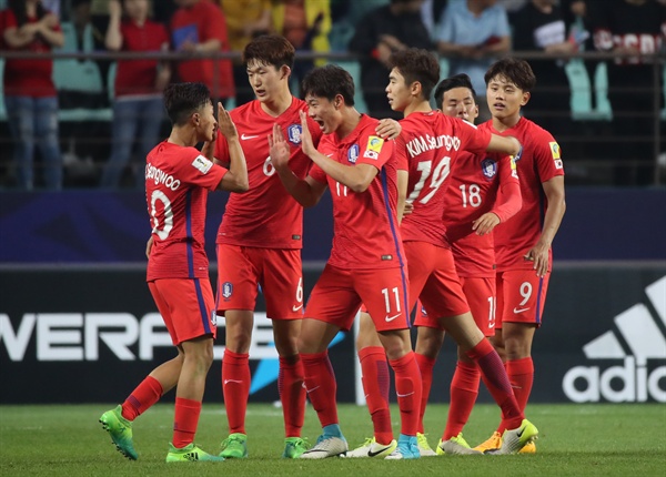  23일 전북 전주월드컵경기장에서 열린 2017 국제축구연맹(FIFA) 20세 이하(U-20) 월드컵 조별리그 A조 2차전 한국 대 아르헨티나 경기. 2-1로 승리한 대표팀 선수들이 기뻐하고 있다.