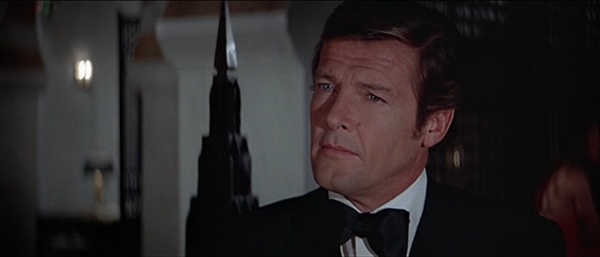  < 007 나를 사랑한 스파이 >에서 제임스 본드 역으로 열연했던 배우 로저 무어의 당시 출연 장면.