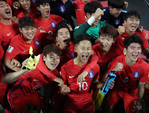  23일 전북 전주월드컵경기장에서 열린 2017 국제축구연맹(FIFA) 20세 이하(U-20) 월드컵 조별리그 A조 2차전 한국 대 아르헨티나 경기에서 2-1 승리를 거둔 한국 대표팀의 이승우, 백승호 등 선수들이 기쁨을 만끽하고 있다.