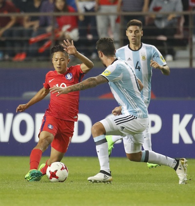  23일 오후 전북 전주월드컵경기장에서 열린 2017 국제축구연맹(FIFA) 20세 이하(U-20) 월드컵 조별리그 A조 대한민국과 아르헨티나의 경기. 한국 이승우가 드리블을 하고 있다. 