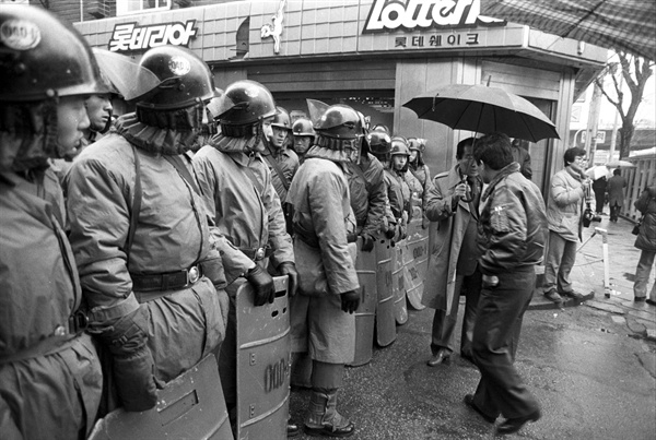 1987년 1월 23일 '고 박종철 군 고문 치사 사건' 현장 검증 장소인 남영동 대공분실 앞에서 경비를 서고 있는 경찰