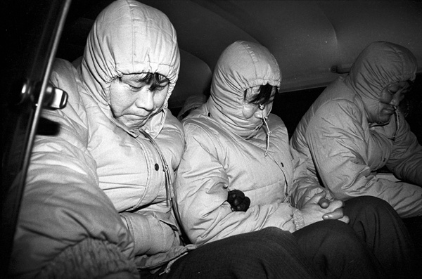 1987년 1월 19일 '고 박종철 군 고문 치사 사건'의 주범으로 지목된 고문 경찰들이 구속된 후 구치소로 이송되는 모습
